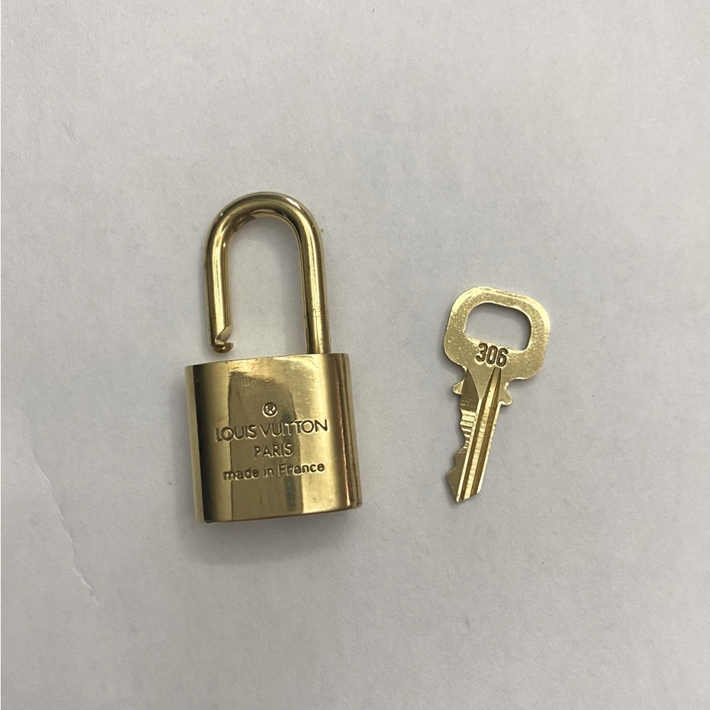 ❤️ Authentic ❤️ Louis Vuitton Lock and Key #306 - Picture 2 of 4